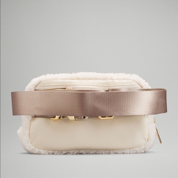 BNWT Lululemon Everywhere Ivory Fleece Belt Bag - Picture 3 of 7